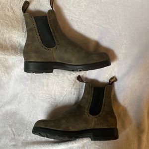 Blundstones Women’s Chelsea boot Size 9